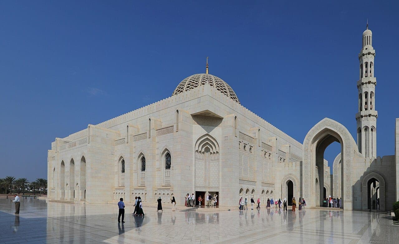 مسقط وما حولها: الجامع والسوق والأودية والرمال