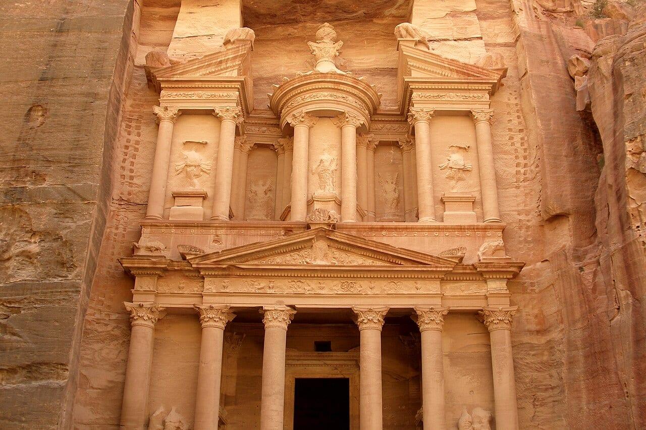 Petra Travel Guide: Tickets, Routes, Halal Food and Prayer