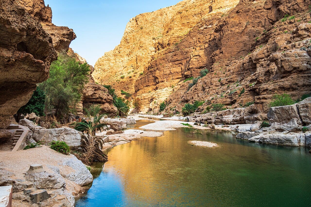 بركة فيروزية بين جدران وادي شاب الصخرية