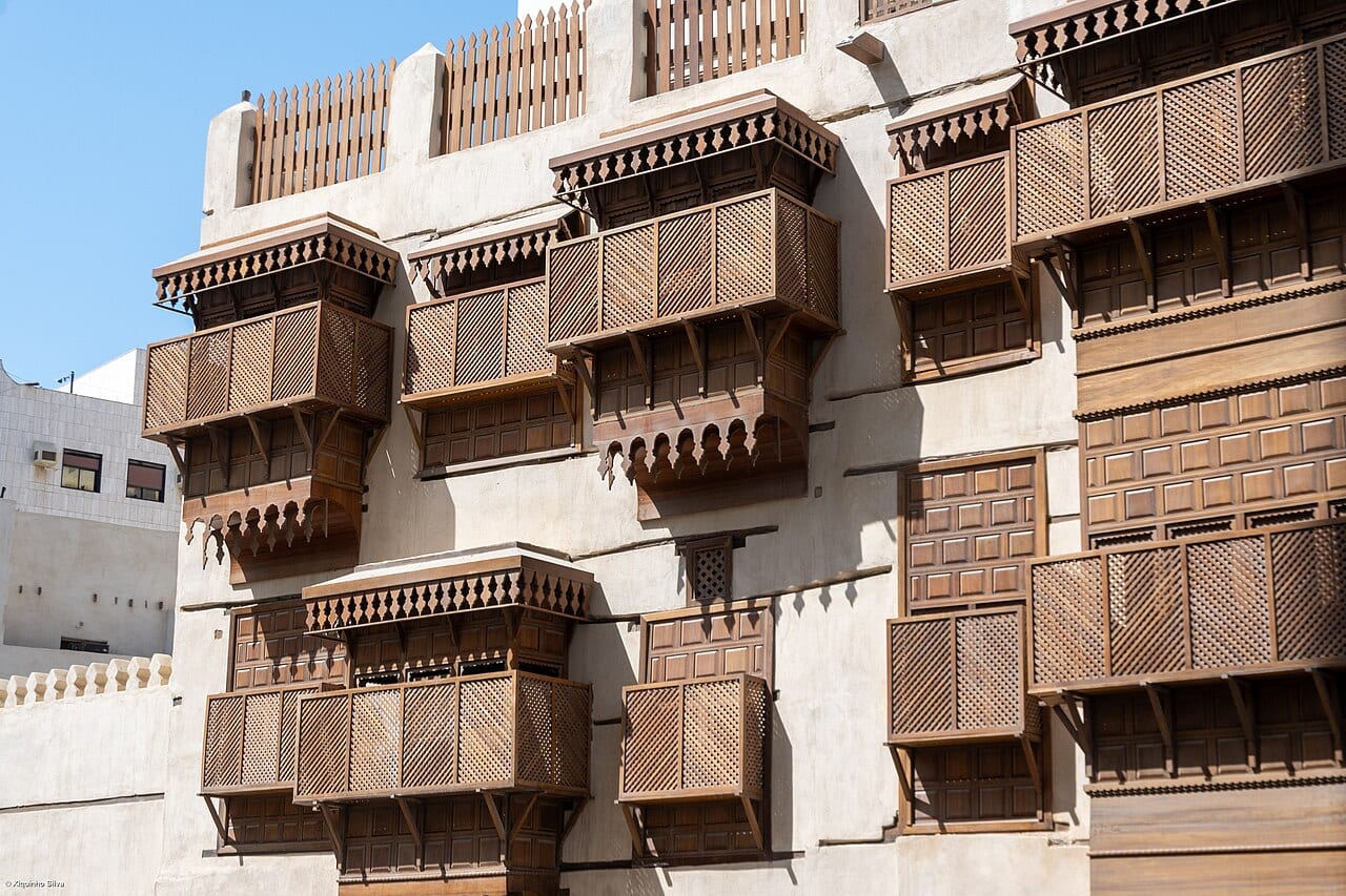 شرفات روشان خشبية منقوشة على بيت قديم في البلد، جدة
