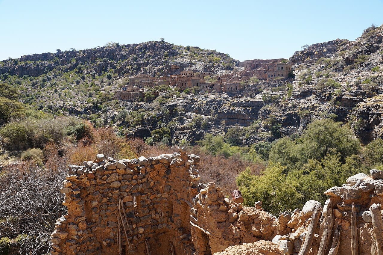 البيوت الطينية المهجورة في وادي بني حبيب على الجبل الأخضر