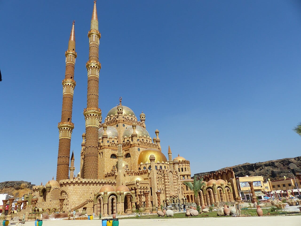 مسجد الصحابة في السوق القديم بشرم الشيخ تحت سماء صافية