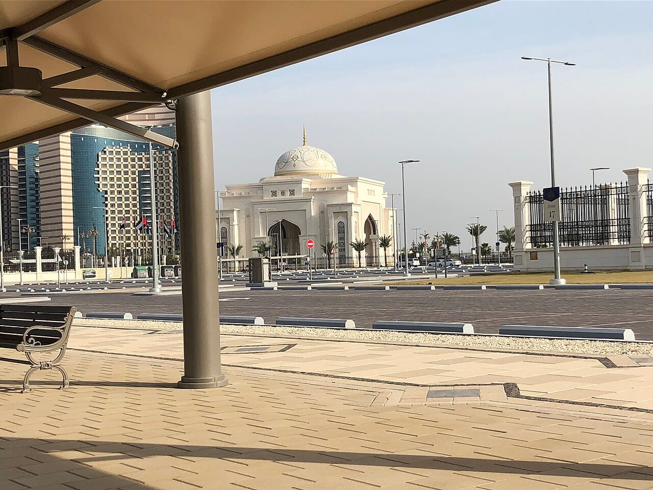 الواجهة البيضاء والقبة الوسطى لقصر الوطن، القصر الرئاسي في أبوظبي