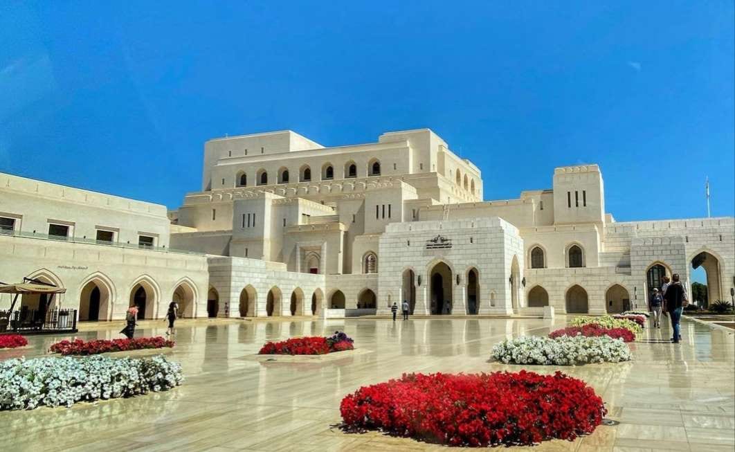 واجهة دار الأوبرا السلطانية مسقط مع أحواض الزهور
