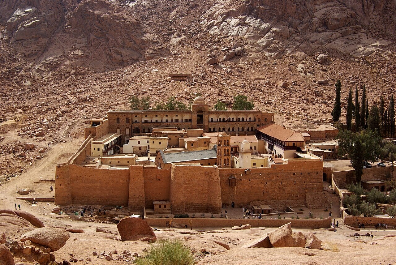 دير سانت كاترين في واديه تحت جبال سيناء