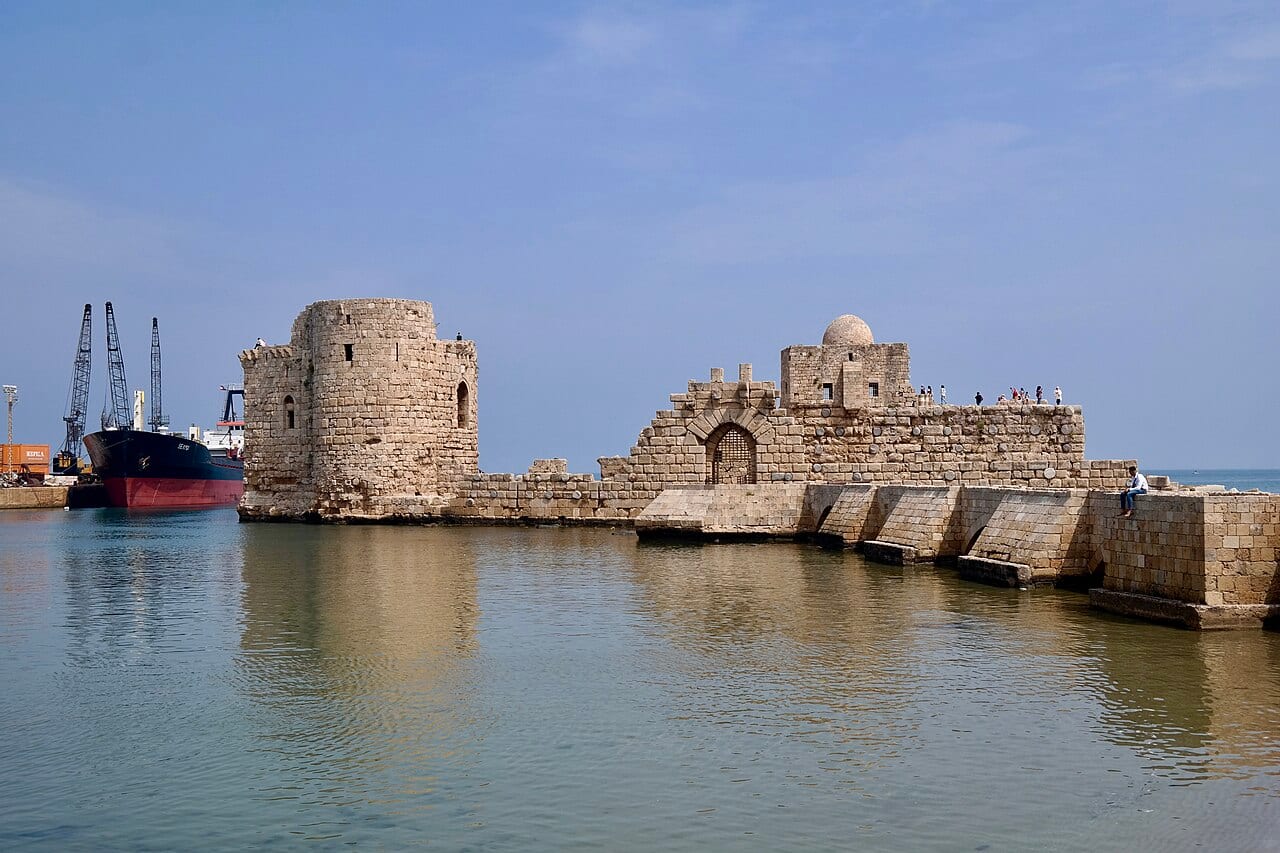 قلعة صيدا البحرية على جسرها في الميناء