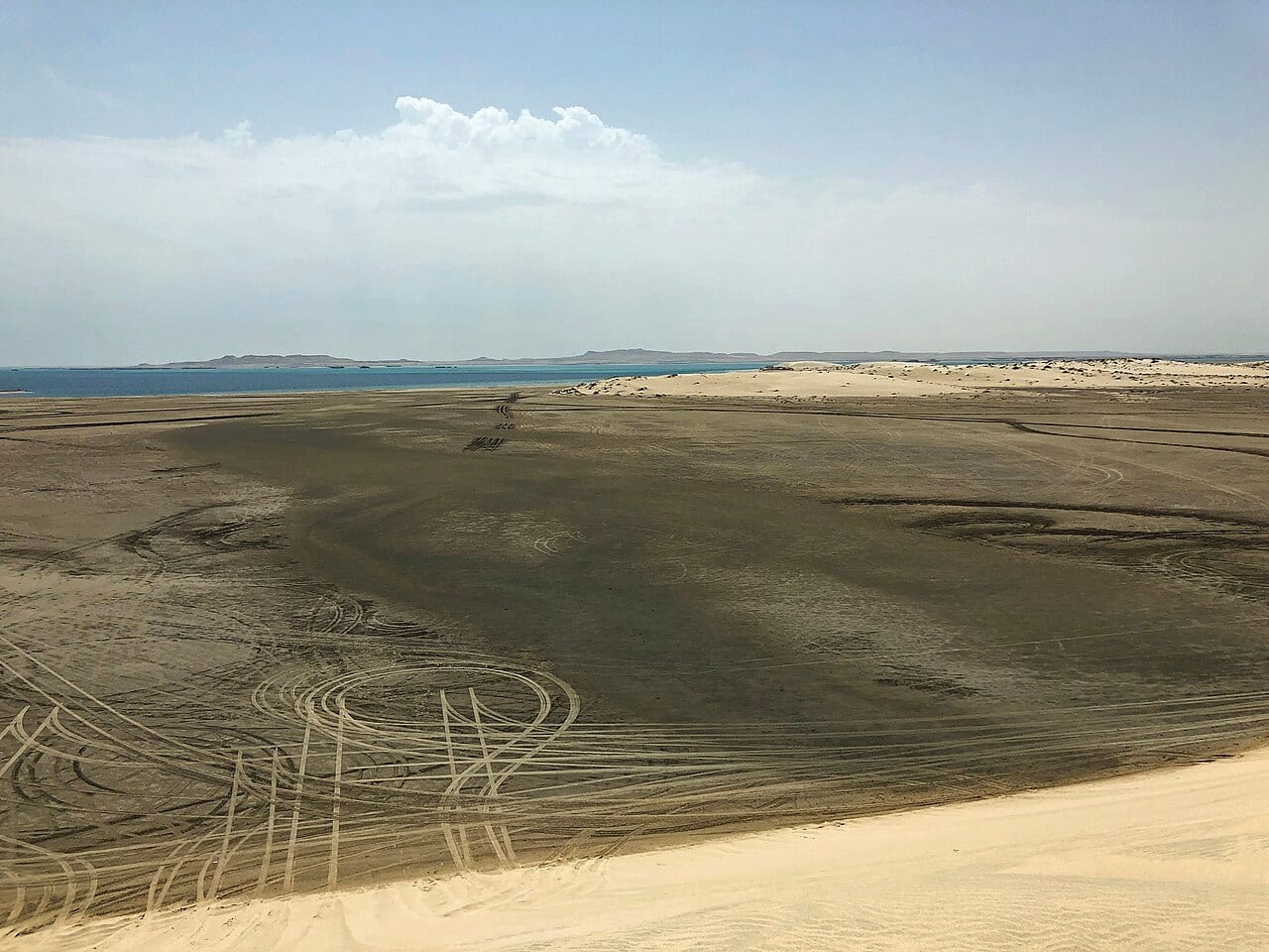 كثبان تلتقي بالبحر في خور العديد، البحر الداخلي في قطر