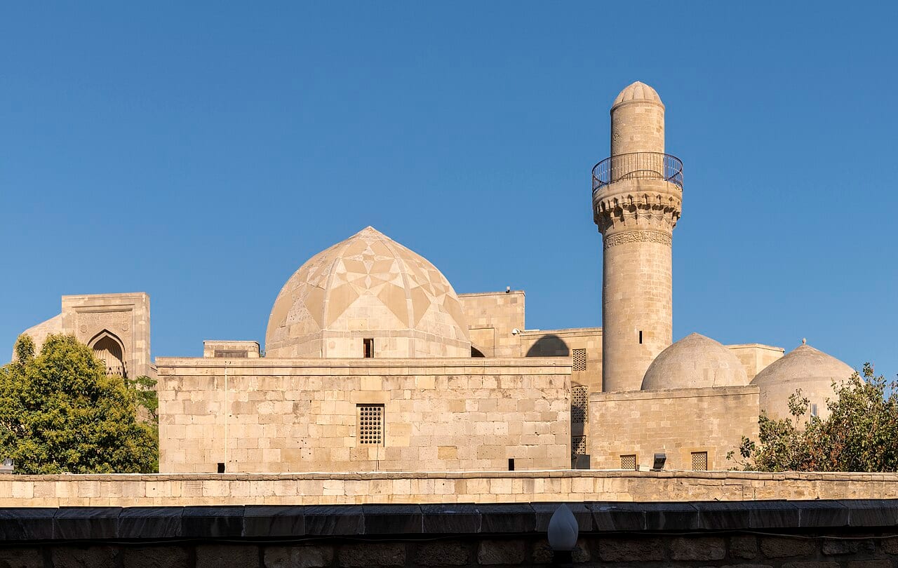 قباب قصر الشروانشاهات ومئذنة مسجده في المدينة القديمة بباكو