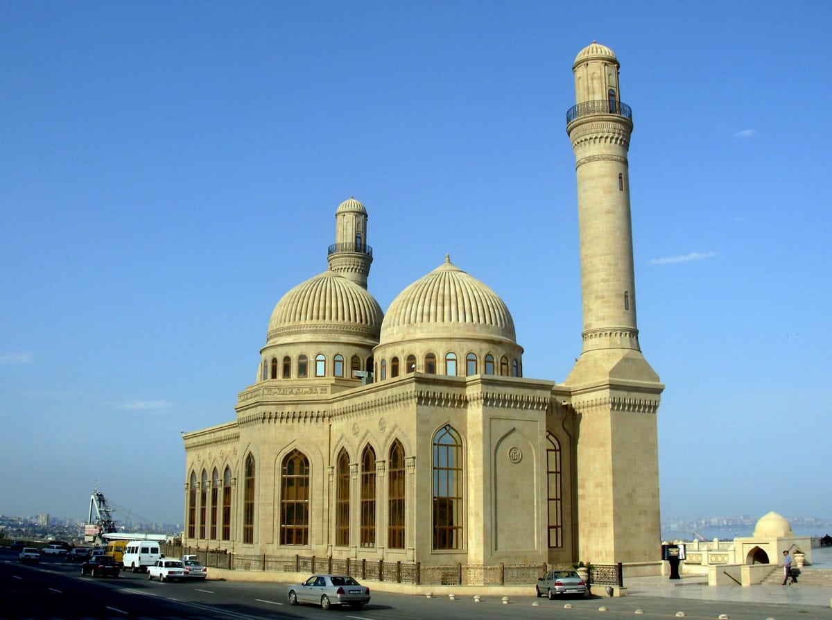 مسجد بيبي هيبت بقبابه ومئذنتيه على ساحل بحر قزوين