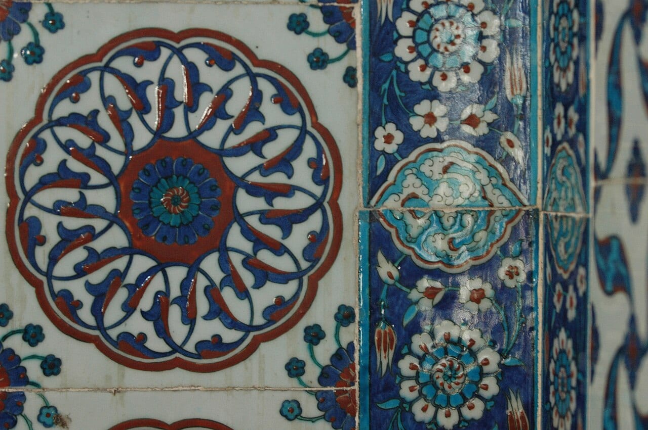 Blue and red Iznik tiles covering the walls of the Rüstem Pasha Mosque