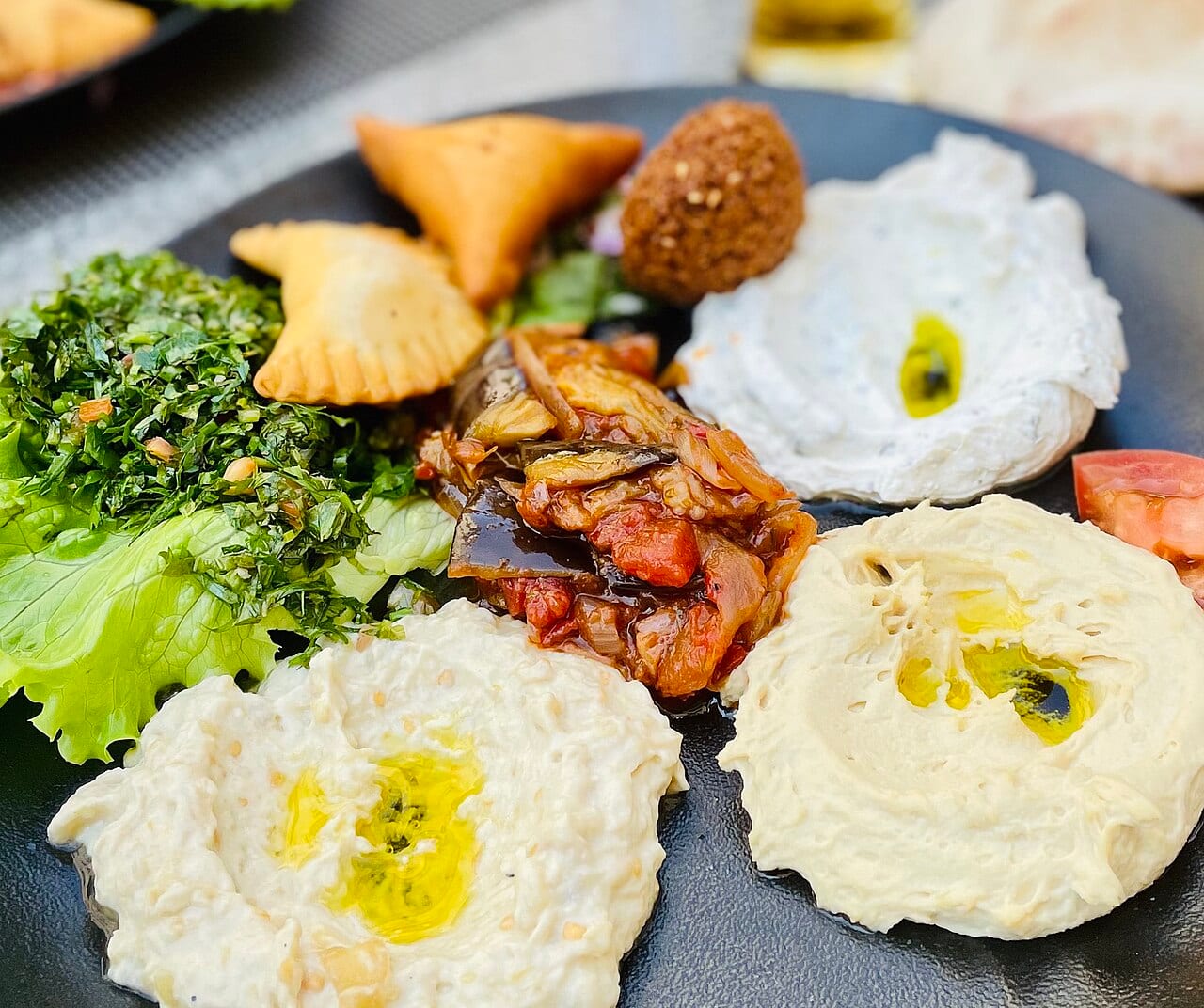 صحن مازة لبنانية فيه حمّص وتبولة وفلافل وسمبوسك