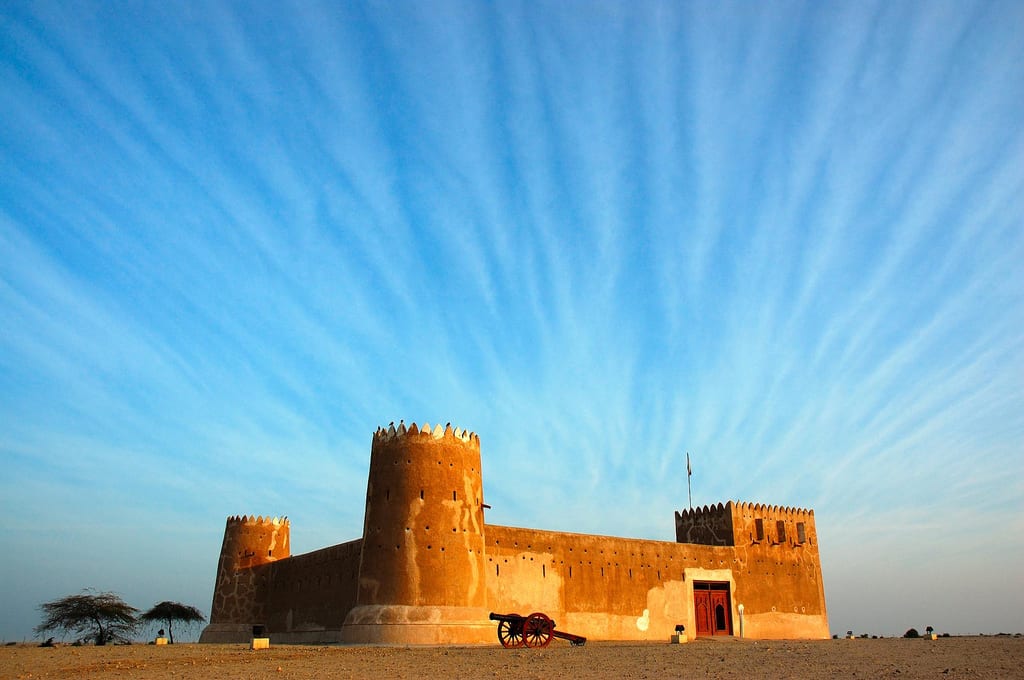 قلعة الزبارة متوهجة عند الغروب في شمال قطر