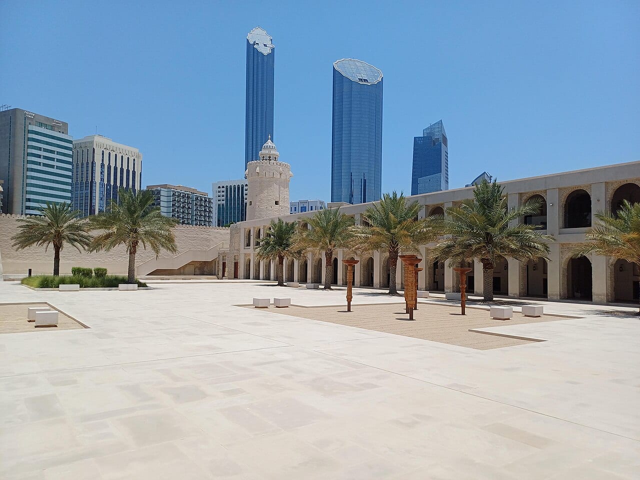 برج المراقبة القديم المبني من الحجر المرجاني في قصر الحصن وسط أبوظبي
