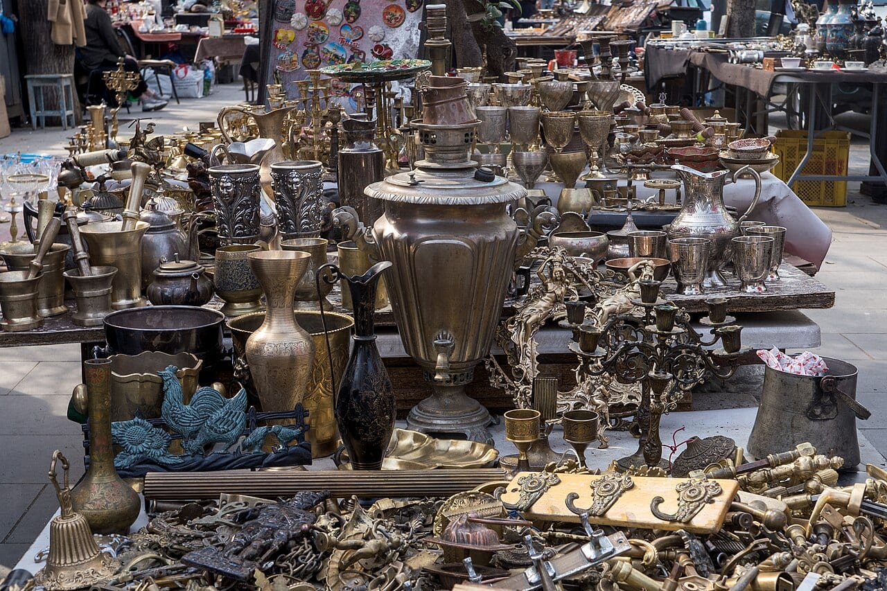 تحف وسماورات معروضة في سوق الجسر الجاف بتبليسي