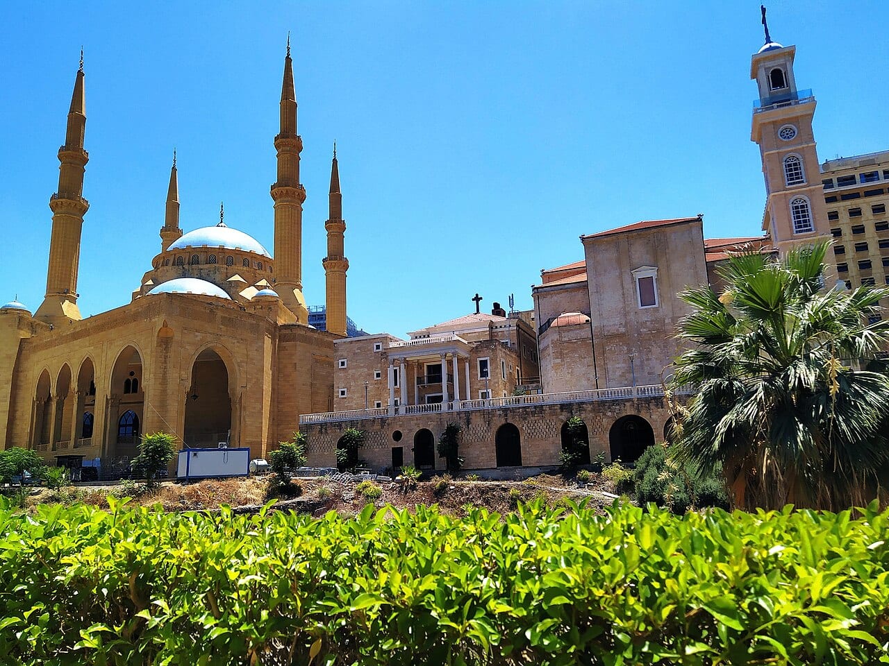 القباب الزرقاء ومآذن مسجد محمد الأمين في وسط بيروت