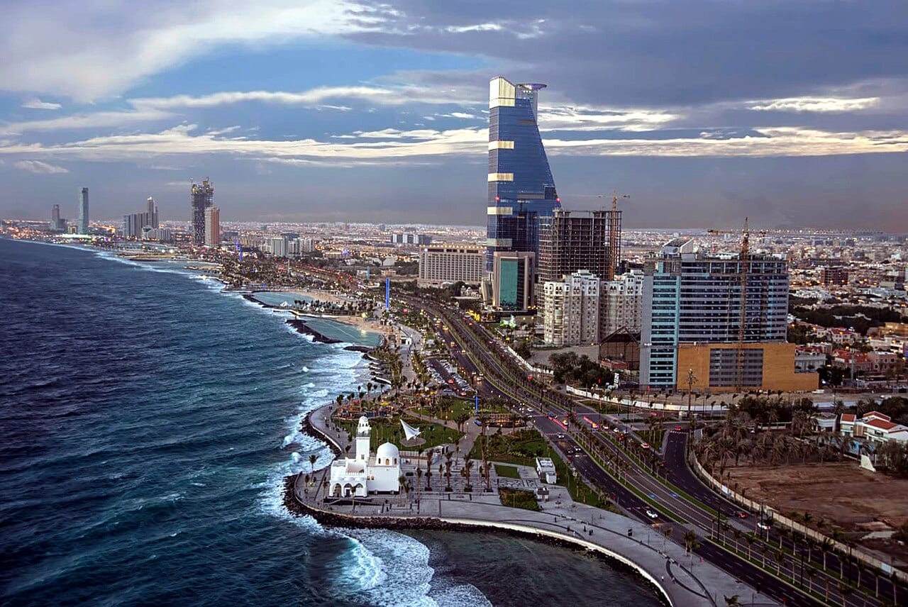منظر جوي لواجهة جدة البحرية مع مسجد الرحمة والمدينة خلفه