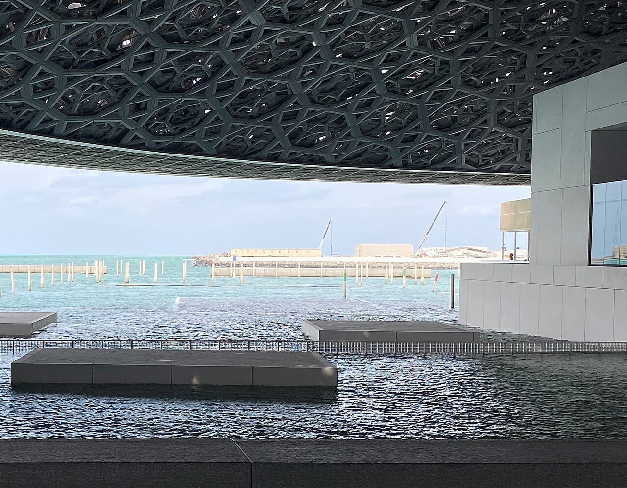قبة اللوفر أبوظبي المثقّبة في جزيرة السعديات والضوء يتساقط من خلالها