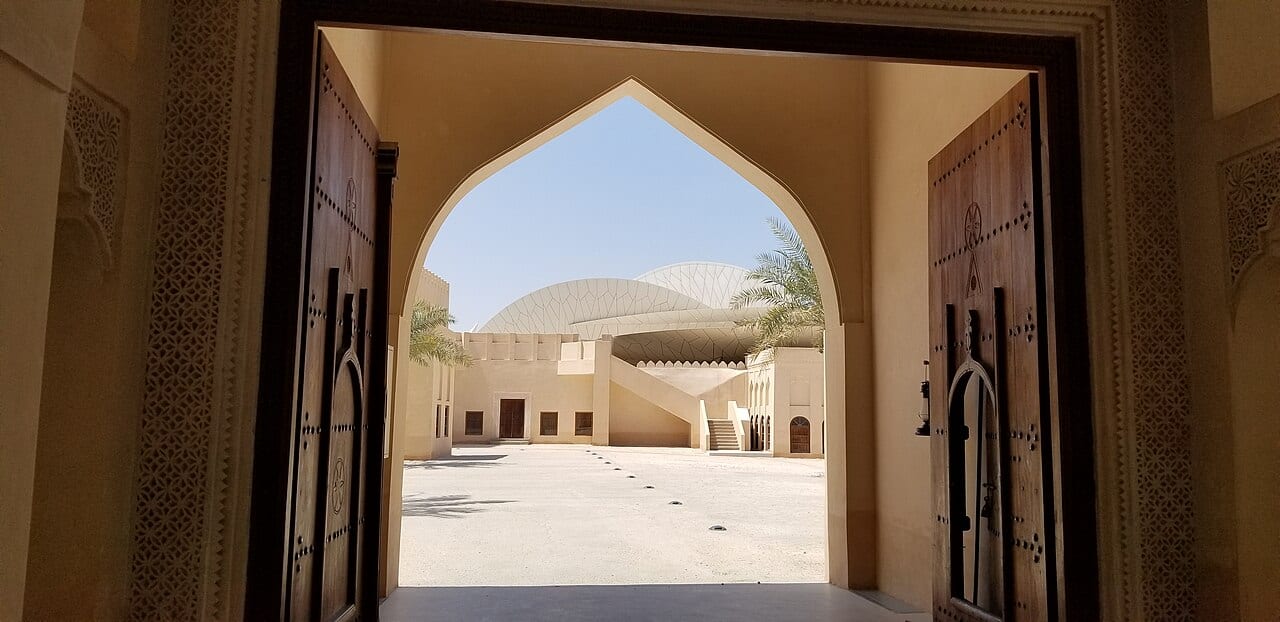صحن متحف قطر الوطني وقبابه من خلال مدخل