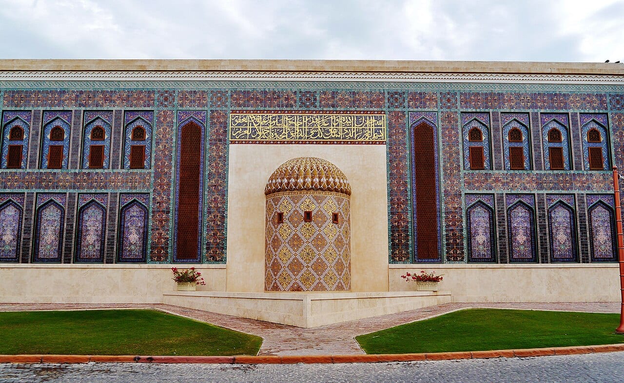 واجهة مسجد كتارا المبلطة في الحي الثقافي كتارا بالدوحة