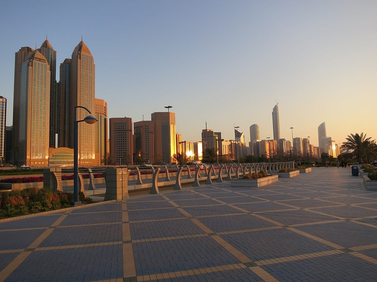 كورنيش أبوظبي بشاطئه وخط الأبراج خلفه