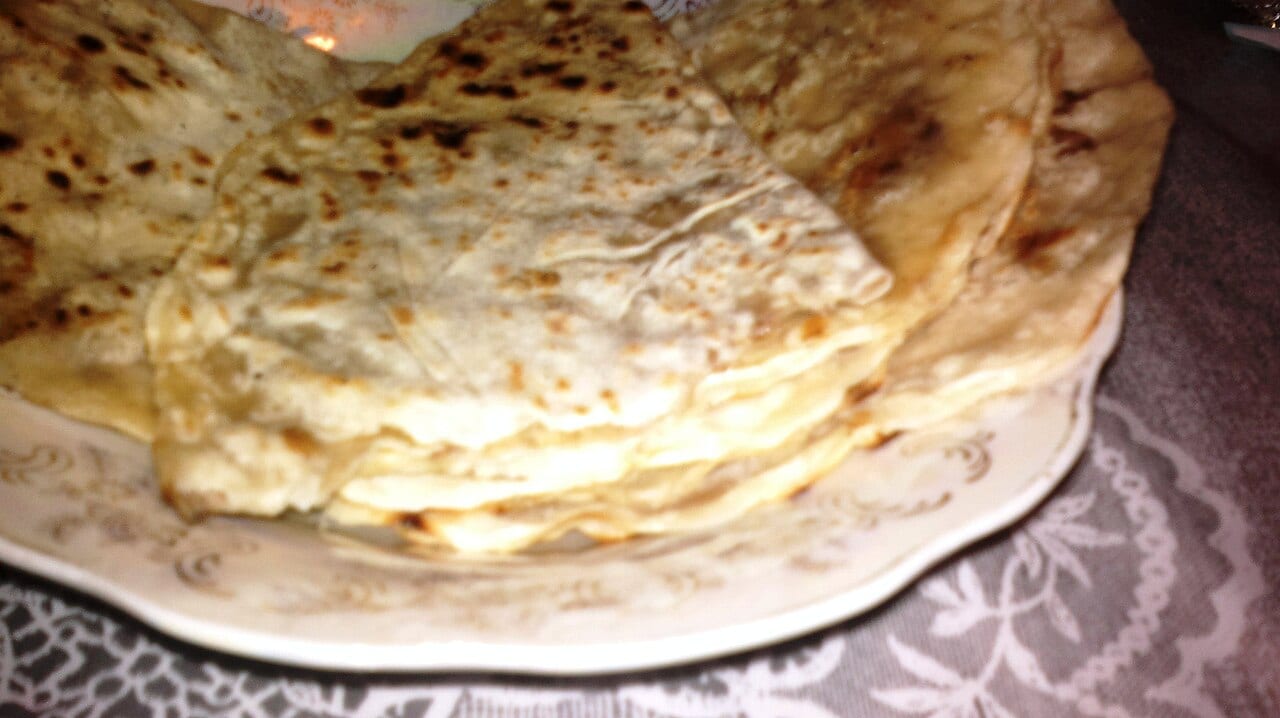 فطائر القطاب الأذرية مطوية في صحن