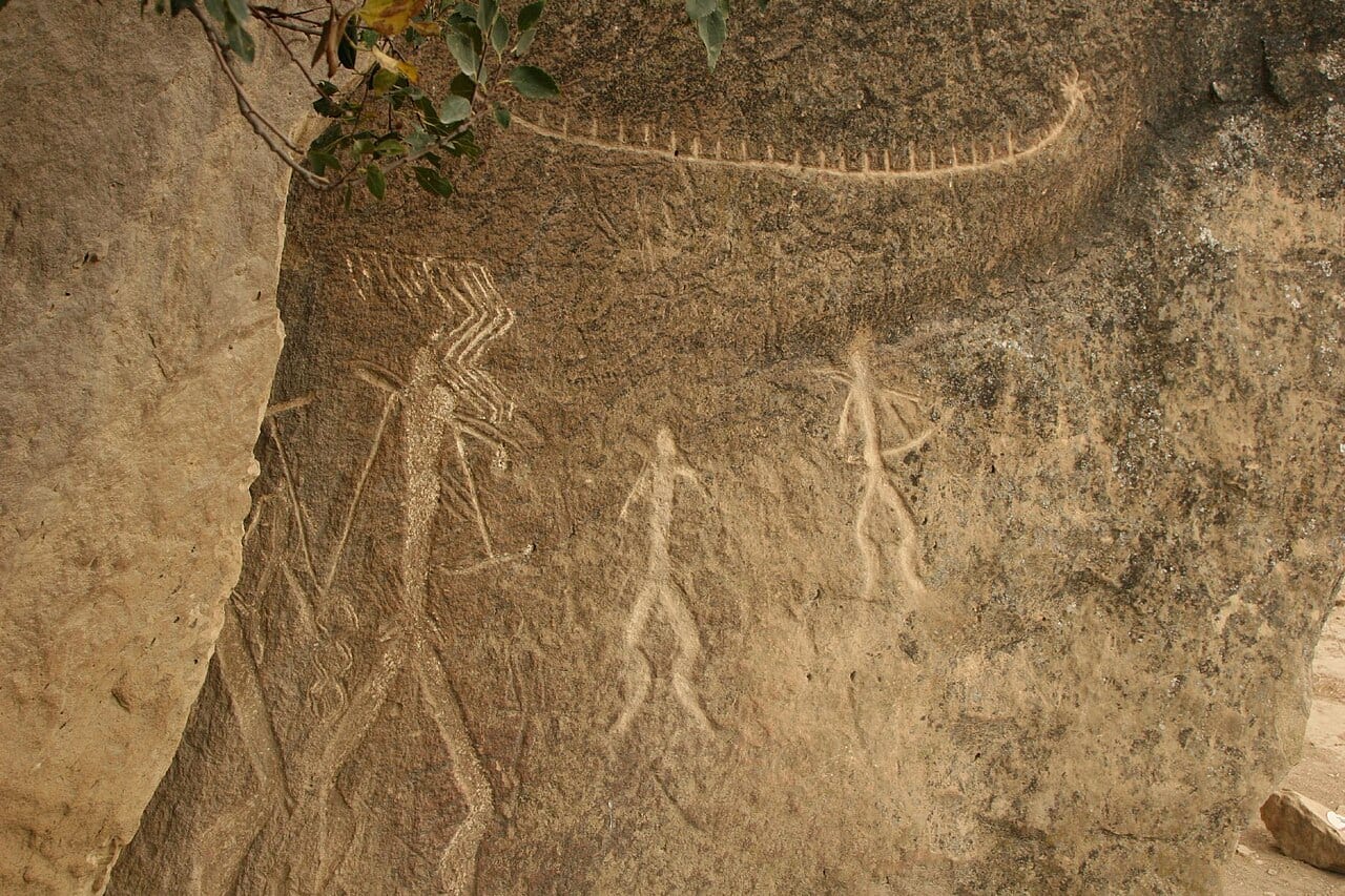 نقوش صخرية قديمة لأشكال بشرية في غوبوستان
