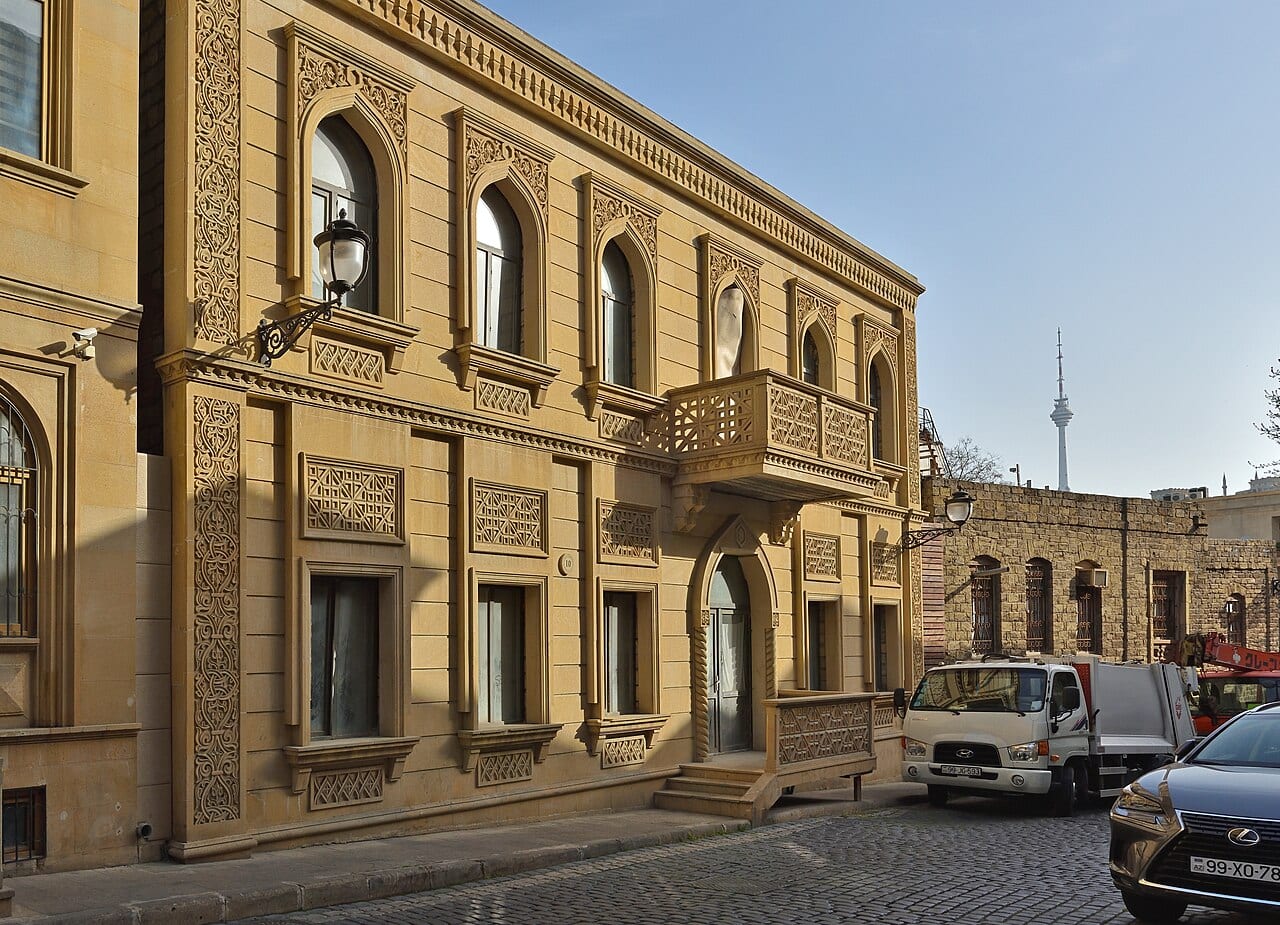 بيوت من الحجر الجيري في شارع بويوك قالا داخل المدينة القديمة بباكو