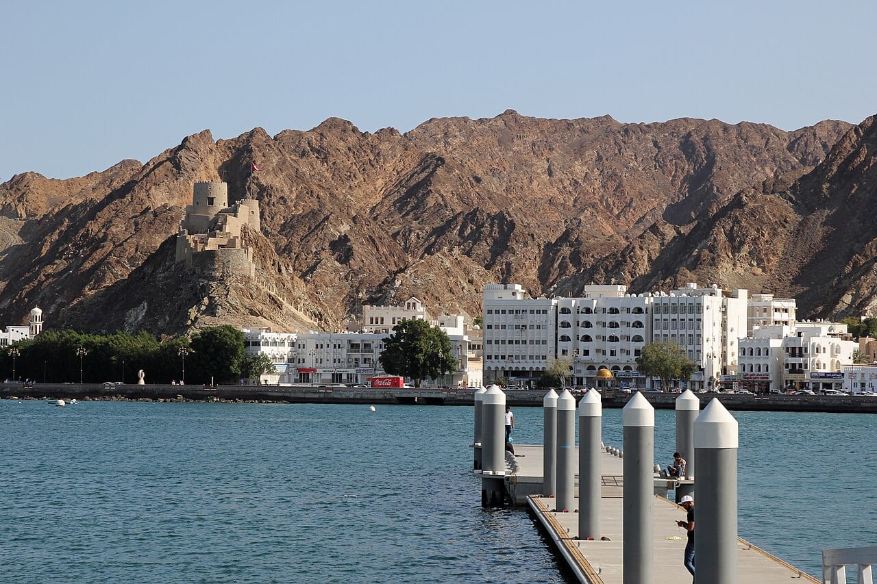 كورنيش مطرح في مسقط مع الميناء والجبال خلفه