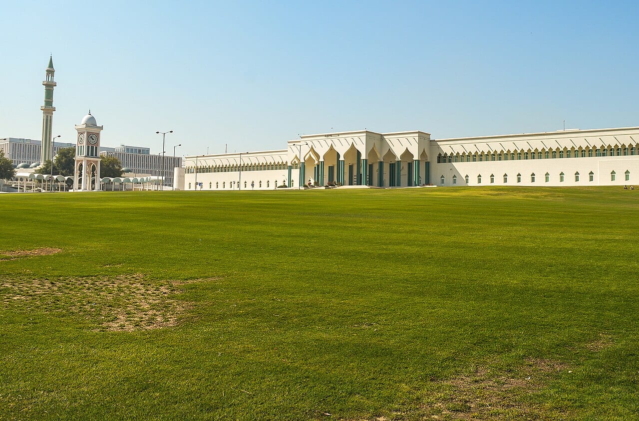 جامع الإمام محمد بن عبدالوهاب في الدوحة بمروجه ومآذنه
